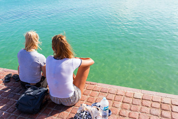jeunes femmes regardant la mer