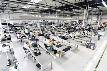 Halbleiterindustrie: Arbeiter montieren elektronische Bauteile in einer Fabrik // Semiconductor...