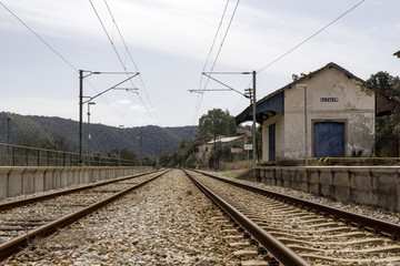 Fototapeta na wymiar Vías de tren. Caminos de hierro