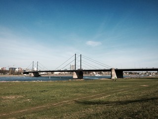 Obraz premium Düsseldorf Rhein Brücke