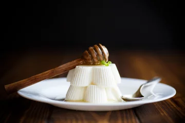 Gordijnen sweet dessert panna cotta with honey © Peredniankina