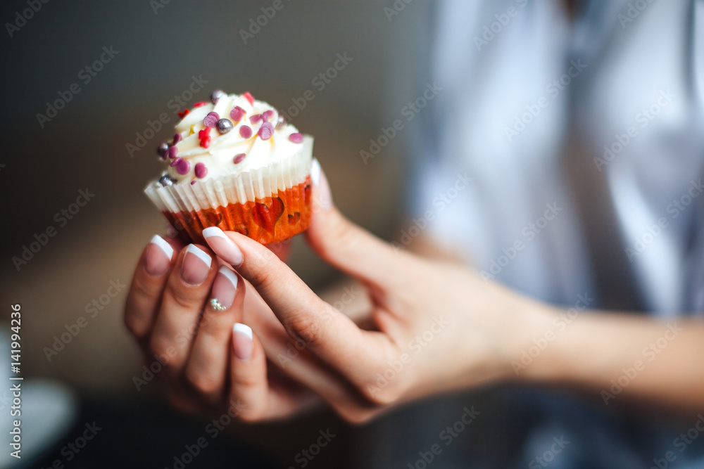 Wall mural Beautiful cupcake in a woman's hand