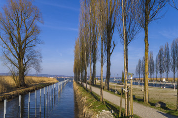 Hafen Moos im Frühling mit blauen Himmel