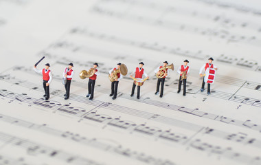 Miniatur Musikkapelle auf Notenblatt