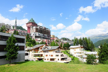 Fototapeta na wymiar Schweizer Alpen: Das Badrutt Palace Luxushotel in St. Moritz
