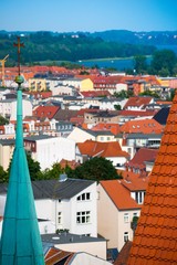 Obraz premium Blick vom Domturm zu Seitenturm und über die Dächer von Schwerin auf den Schweriner Innensee mit Segelbooten, Mecklenburg-Vorpommern, Deutschland, Europa