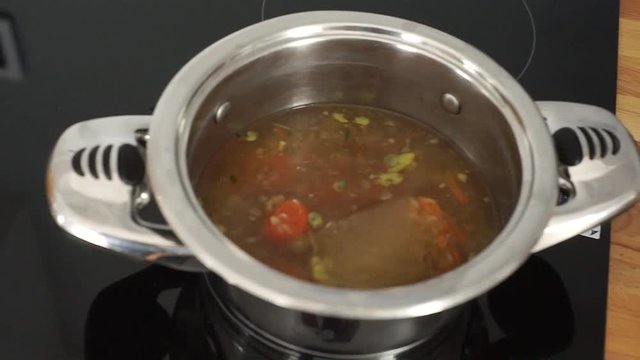 garnek na kuchni indukcyjnej