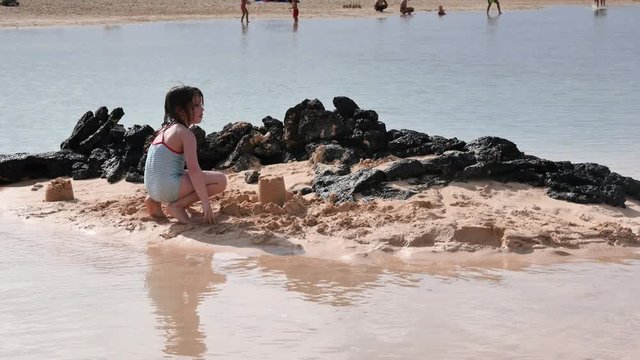 enfants et p&acirc;t&eacute; de sable
