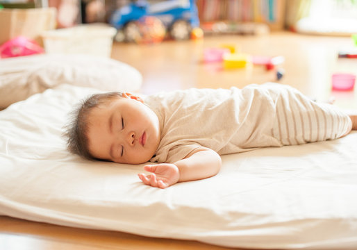 すやすやお昼寝している男の子の赤ちゃん
