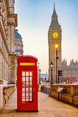 Zelfklevend Fotobehang Traditionele rode telefooncel en de Big Ben in Londen © sborisov