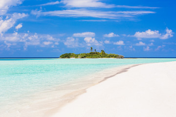 Fototapeta na wymiar Beautiful white sand ocean beach on Maldives