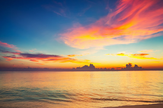 Calm sunset over ocean on Maldives © sborisov