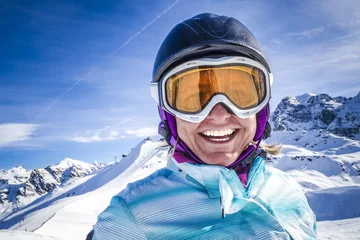 Fotobehang Portrait Frau lachend beim Skifahren © mmphoto