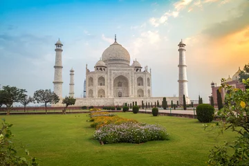 Photo sur Plexiglas Monument artistique Taj Mahal au lever du soleil - Un mausolée en marbre blanc construit sur les rives de la rivière Yamuna par le roi moghol Shahjahan porte l& 39 héritage de l& 39 architecture indienne moghole.