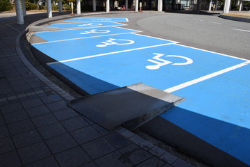 障害者用駐車場 車椅子マーク