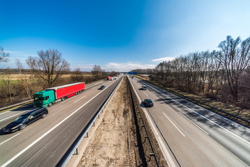Freie Fahrt für LKWs und PKWs auf der Autobahn A99 bei München