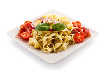 Pasta with tomatoes and smoked ham
