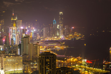 Obraz premium Skyscrapers and other buildings on Hong Kong Island in Hong Kong, China, viewed from the Braemar Hill on a foggy and cloudy night.