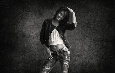 Modische Frau mit Lederjacke und Flickenjeans