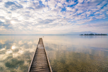Obraz premium Morgendämmerung über Chiemsee und Fraueninsel, Oberbayern in Deutschland