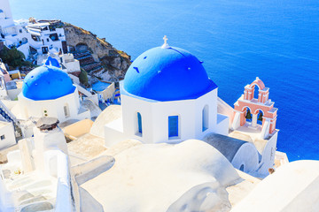 Fototapeta premium Santorini, Grecja. Niebieskie kościoły kopułowe wioski Oia (Ia).
