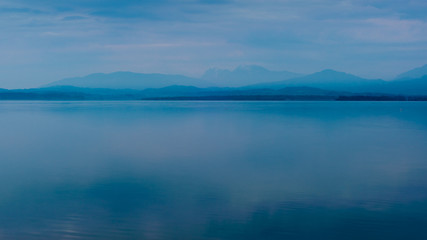 Obraz premium Morgendämmerung am Chiemsee in Oberbayern, Deutschland