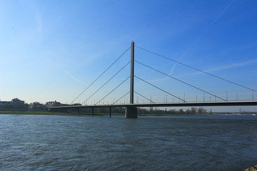 Fototapeta na wymiar Brücke vor blauem Himmel