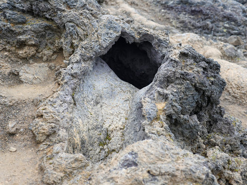 erstarrte Lava am aktiven Vulkan Leirhnj&uacute;kur in Island