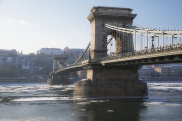 Obraz premium Chainbridge at daytime with icy Danube