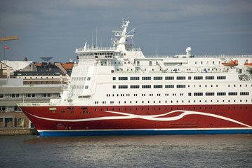 Großes Passagierschiff im Hafen von Helsinki, Finnland