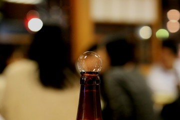 ビール瓶と泡
