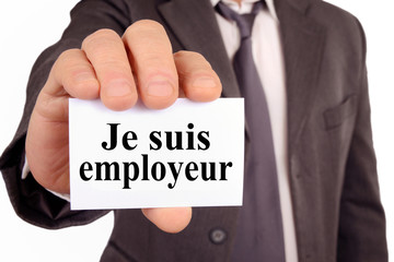 Homme tenant une carte avec je suis employeur &eacute;crit dessus 