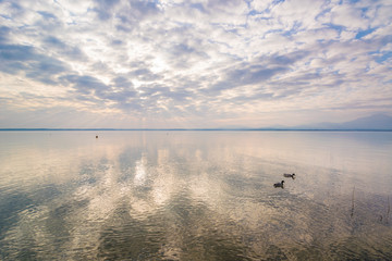 Sonnenaufgang &uuml;ber dem Chiemsee in Bayern, Deutschland