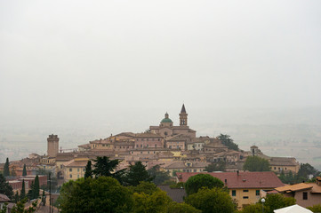 Fototapeta na wymiar View of Trevi town and comune on rainy day