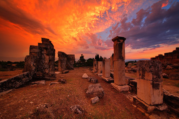 Obraz premium Ruins of Hieropolis (Pamukkale) in sunset colors