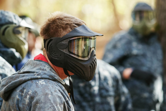 A man in mask for paintball.