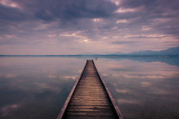 Obraz premium Wschód słońca nad Chiemsee w Górnej Bawarii w Niemczech