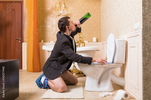 Funny Drunk Man Urine In The Toilet Bowl Stockfotos Und Lizenzfreie