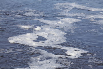 Schäumendes Wasser in einem Fluss