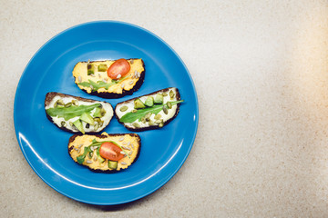 Sandwich with tomato, sunflower seeds, avocado, arugula. Fresh and healthy breakfast. Dietary food is prepared at home. Raw.