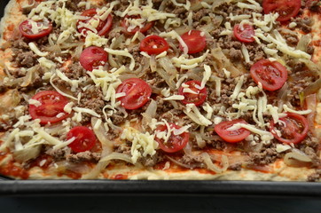 Ev yapımı pizza (pişmemiş)