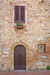 Fototapeta na wymiar Porta e finestre
