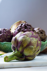 Obraz premium Fresh big Romanesco artichokes green-purple flower heads ready to cook