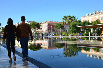 Amoureux et reflets, Coulée verte à Nice