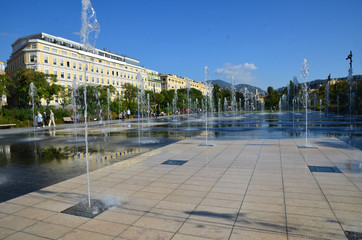 Collines et jets d'eau sur la coulée verte à Nice