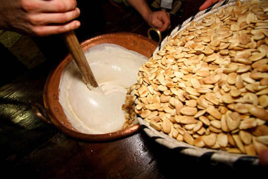 Preparazione torrone tonarese
