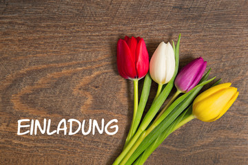 Tulpen auf Holzhintergrund: Einladung