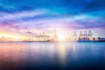 Fototapeta premium Logistyka i transport międzynarodowego statku kontenerowego na oceanie o zmierzchu, transport towarowy, spedycja