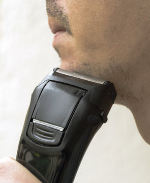 Afeitarse.
Aseo de la ma&ntilde;ana y afeitado con maquinilla el&eacute;ctrica.
