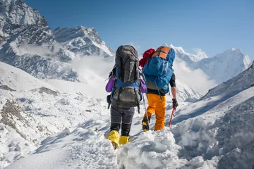 Photo sur Plexiglas Everest Trekkers traversant le glacier Gokyo dans la vallée du Khumbu en route vers le camp de base de l& 39 Everest
